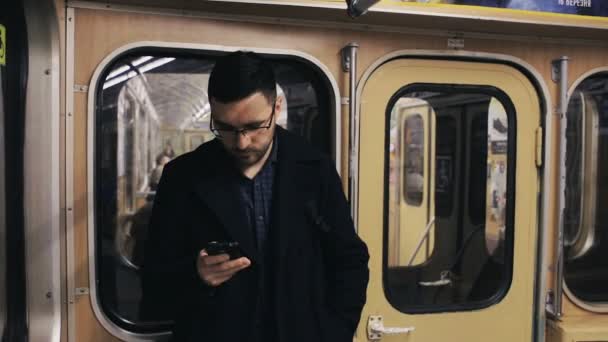 Empresário com smartphone equitação metro trem — Vídeo de Stock