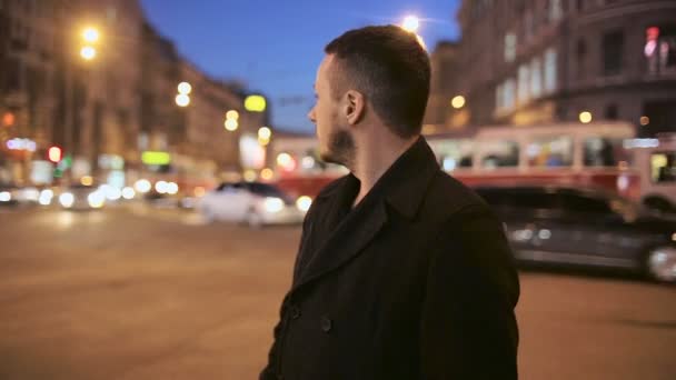 Retrato de un joven sonriente en la ciudad nocturna — Vídeos de Stock