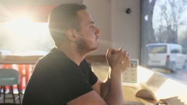 Kafede oturan mutlu bir adam portresi