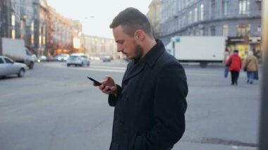 Adam gün şehirde cep telefonu ile