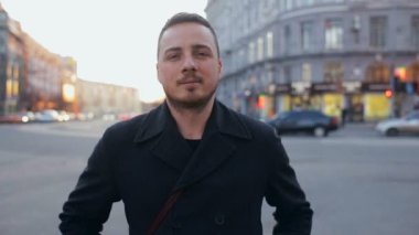 Genç adam gece şehirde gülümseyen portresi