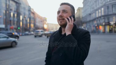 Adam gün şehirde cep telefonu ile