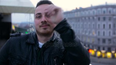 Sakallı genç yakışıklı hipster adam bak kamera