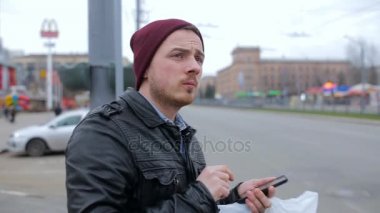 Şehirde bir adam olan telefonda gps yol arıyor