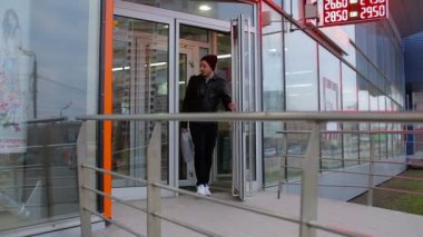 Adam şehir dışına mağaza alışveriş torbaları ile