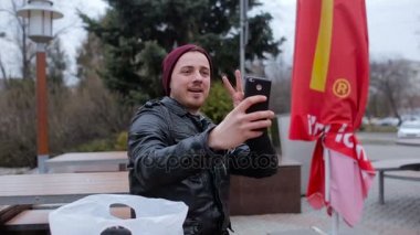 Adam selfi yaz sahada Mcdonalds yapar.