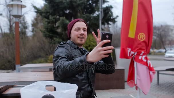 El tipo hace selfi en la cancha de verano en McDonalds — Vídeo de stock