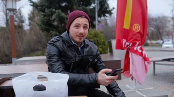 Retrato de um jovem perto de McDonalds na rua — Vídeo de Stock