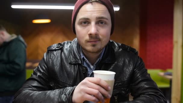 Hipster-Mann blickt auf Kamera-Porträt Café Hintergrund — Stockvideo