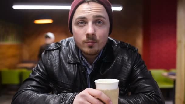 Hipster-Mann blickt auf Kamera-Porträt Café Hintergrund — Stockvideo