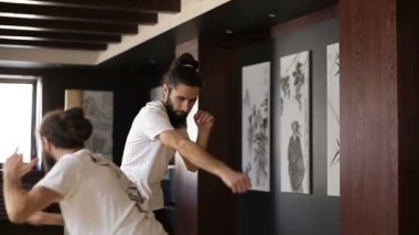 İkiz kardeşler pratikte Çin dövüş sanatları eğitim salonu