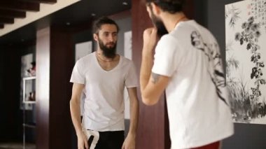 İkiz kardeşler pratikte Çin dövüş sanatları eğitim salonu