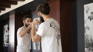 İkiz kardeşler pratikte Çin dövüş sanatları eğitim salonu