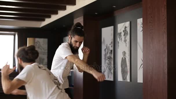 Hermanos gemelos practican en artes marciales chinas en la sala de entrenamiento — Vídeos de Stock