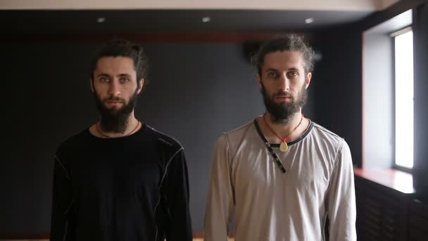 Retrato de los combatientes hermanos gemelos tai chi en la sala de entrenamiento — Vídeo de stock