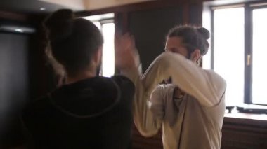 Tai chi darbeler eğitim salonunda pratik ikiz kardeşler