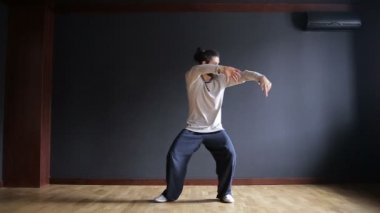 İkiz kardeşler Tai Chi eğitim salonunda pratik