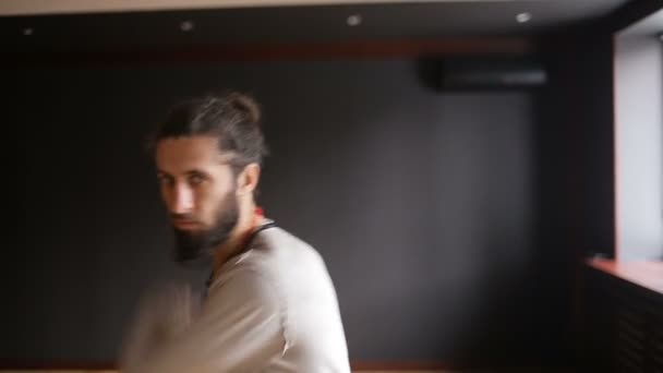 Hermanos gemelos practicando tai chi golpes en la sala de entrenamiento. Mira la cámara. — Vídeos de Stock