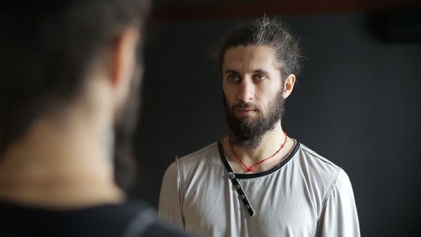 Retrato de los combatientes hermanos gemelos tai chi en la sala de entrenamiento — Vídeo de stock