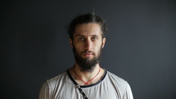 Retrato de un luchador tai chi en la sala de entrenamiento — Vídeos de Stock