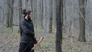 Adam ateş ormandaki bir yay ile