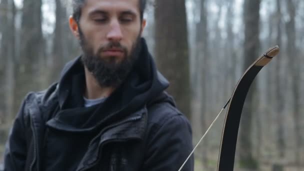 Homme tirer avec un arc dans la forêt — Video