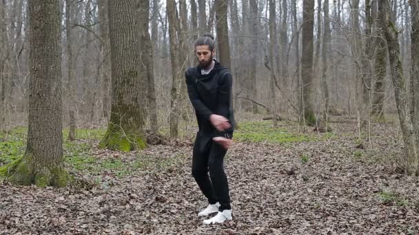 Master wushu och tai chi praktiseras i skogen på våren — Stockvideo