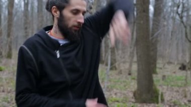 Savaşçı bir yumruk trenler ve yumruklarını ağacında yener