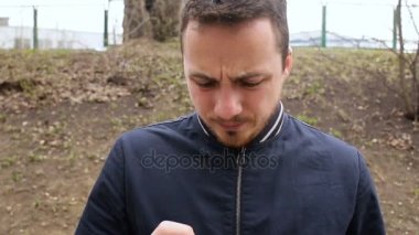 Adam cep telefonu ile parkta