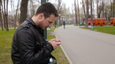 Telefon büyük parkta oynayan genç adam