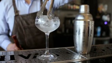 Alkollü kokteyl barda barmen hazırlar