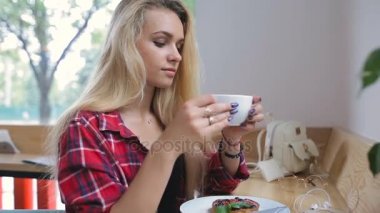 Bir fincan kahveyle güzel genç bir kadın