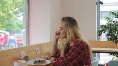 güzel kadın cep telefonu kafede üzerinde söz