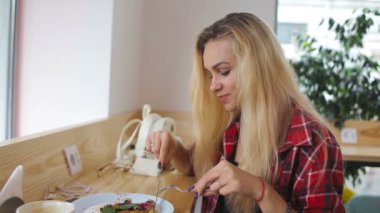 Mutlu kadın kafede lezzetli tatlı yeme