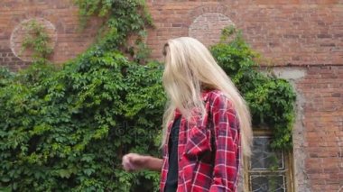 Sarı saçları ile güzel seksi gülümseyen mutlu kız portresi