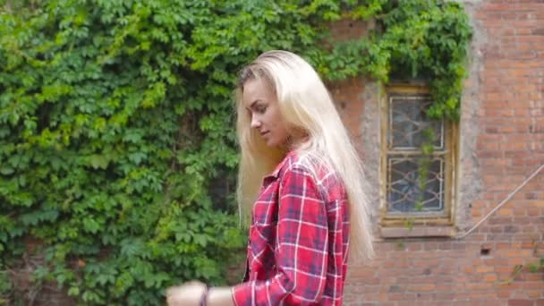 Portret van een mooie sexy lachende gelukkig meisje met blond haar — Stockvideo
