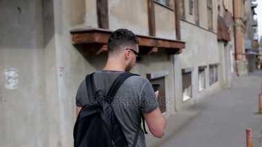 Bir turist eski şehir evin bir fotoğraf yapar ve yürür
