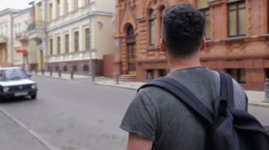 Turist selfie güzel eski evlerin önünde yapar.