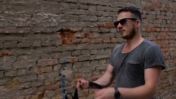 Ένας τουρίστας περιπάτους σε ένα σοκάκι κοντά σε έναν τοίχο από τούβλα. Slo-mo σουτ — Αρχείο Βίντεο