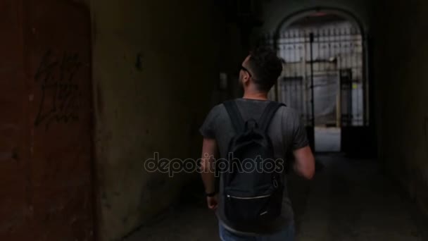 Un turista en el casco antiguo hace una foto de la casa y camina — Vídeos de Stock