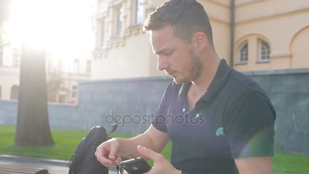 Homem feliz ouvir a música no smartphone na cidade — Vídeo de Stock