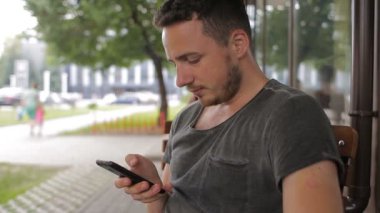 mutlu bir adam ile smartphone Café