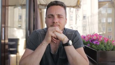 Kafedeki genç bir adamın portresi.