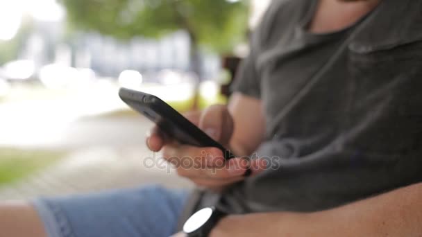 Чоловічі руки з телефоном в кафе — стокове відео