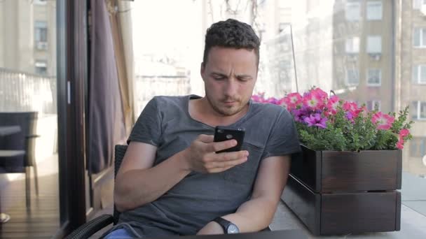 Man skriver sms i café — Stockvideo