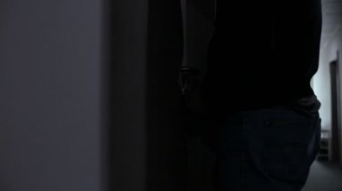 Adam hırsız daire kapı karanlık koridorda tatili.