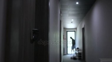 Adam hırsız koridoru geç gizlice ve daire kapı tatili