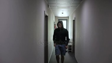 Hırsız ve kapıyı daireyi böler koridoru geç çaldı