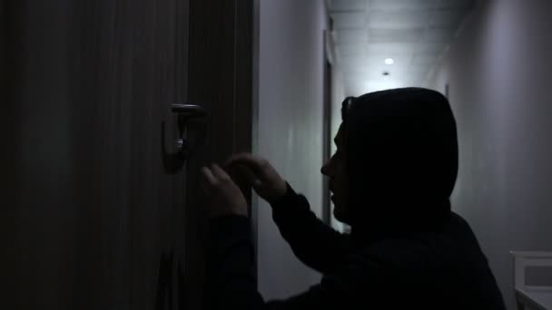 Ladrón hombre rompe la puerta del apartamento por robo — Vídeo de stock