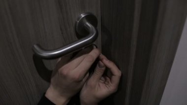 Hırsızlar çatlamak açık kapı kilidi eller.